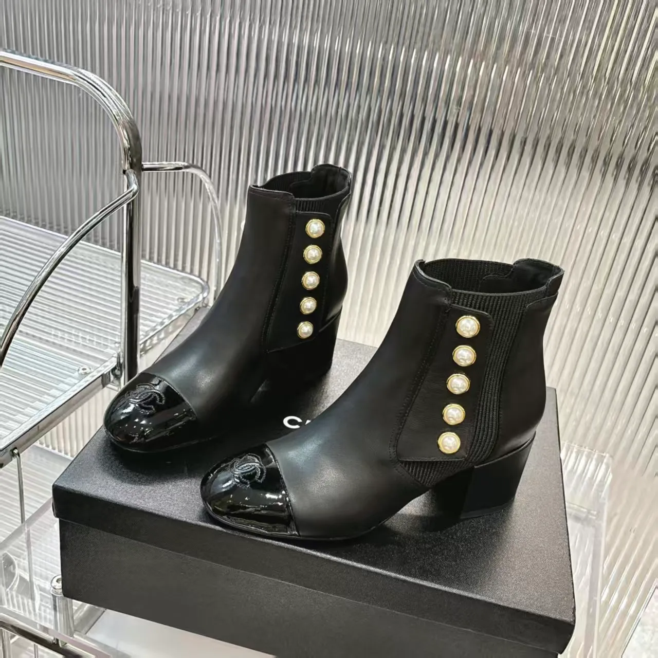 👟👟Ex-factory price 680👟👟 (top version) 𝗖𝗛𝗔𝗡𝗘𝗟𝟐5 years of Chanel𝐅𝐖Must-have for autumn and winter rhombus motorcycle boots Martin boots Xiaoxiangjia's super classic motorcycle boots sweet and cool shape can easily increase the height of the foot and elongate the legs. It is fashionable and fashionable with pearls One-to-one reproduction of the original 👟Material: First-layer cowhide ▪️Heel height: 6.5𝐜𝐦 ▪️Lining: sheepskin ▫️𝐒𝐢𝐳𝐞:𝟑𝟓-𝟒𝟏𝐌(𝟒𝟎, 𝟒𝟏 customization is not returnable) ▪️Sole: original 1:1 molded leather outsole ▫️Color: black, white, apricot (three colors included) ▪️Combined with original full set of packaging📦